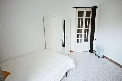Ložnice; dlažba, přirozené světlo