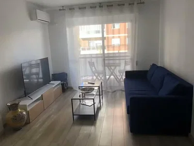 Woonkamer; natuurlijk licht, houten vloer, moderne stijl