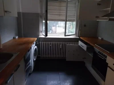 Cucina; elettrodomestici, pavimento in piastrelle, luce naturale