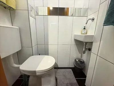 Toilette; fliesenboden, renovierungsbedürftig