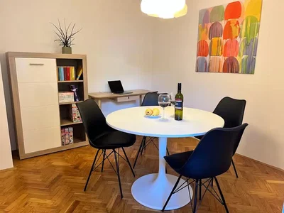 Wohnzimmer; holzboden, tageslicht, moderner stil