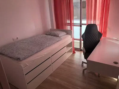 Slaapkamer; houten vloer, natuurlijk licht