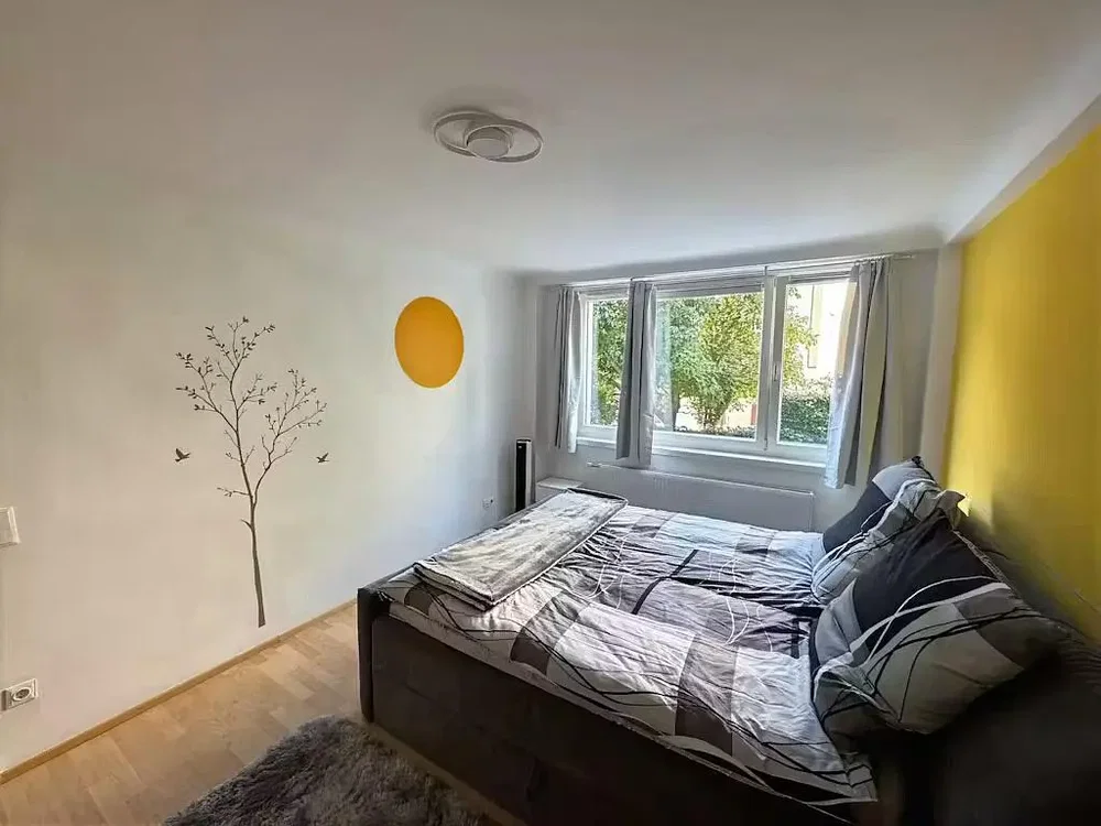 Schlafzimmer; tageslicht, holzboden