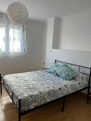 Slaapkamer; houten vloer, natuurlijk licht