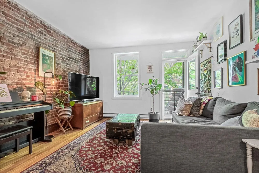 Living room; wood floor, natural light, modern style