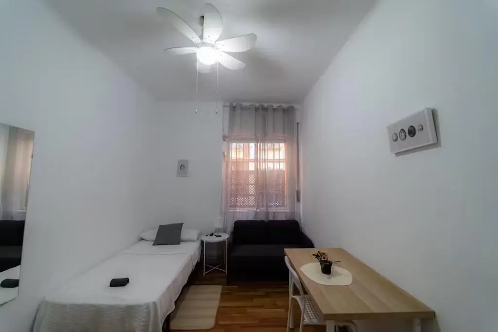 Camera da letto; luce naturale, pavimento in legno