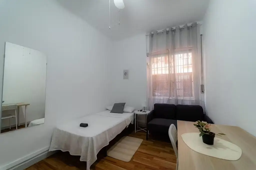 Camera da letto; luce naturale, pavimento in legno