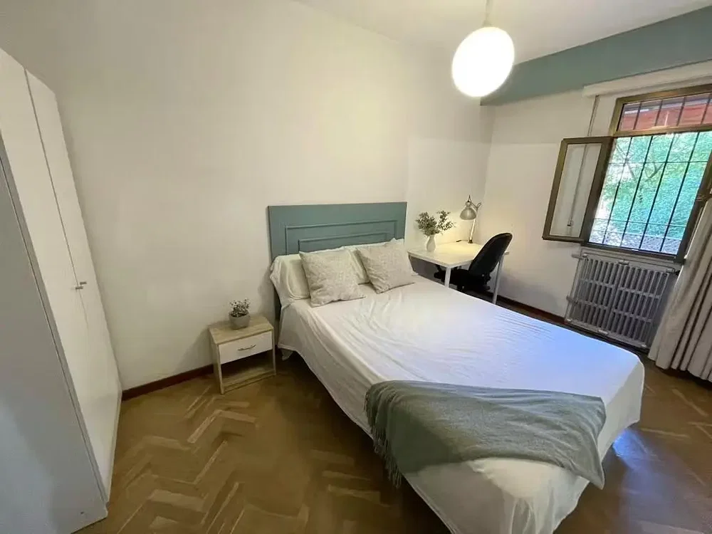 Ložnice; přirozené světlo, dřevěná podlaha