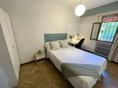 Ložnice; přirozené světlo, dřevěná podlaha