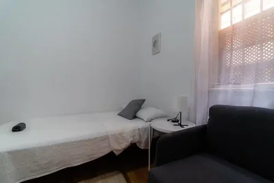 Camera da letto; luce naturale, pavimento in legno