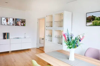 Wohnzimmer; holzboden, tageslicht