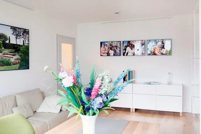 Wohnzimmer; holzboden, tageslicht, moderner stil
