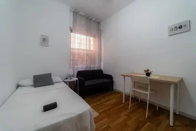 Camera da letto; pavimento in legno, luce naturale