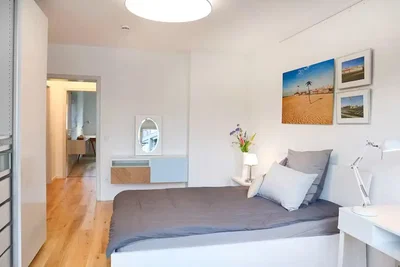 Schlafzimmer; holzboden, tageslicht
