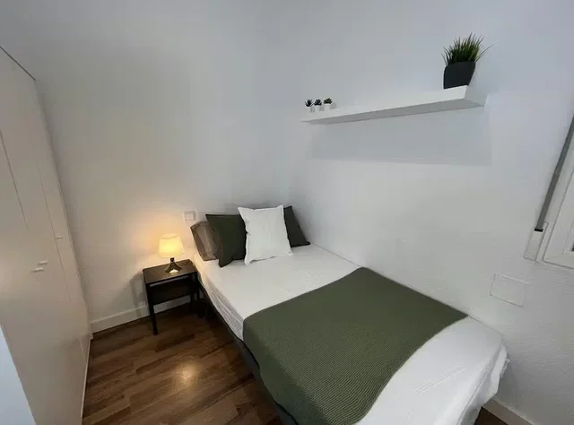 Schlafzimmer; holzboden, tageslicht