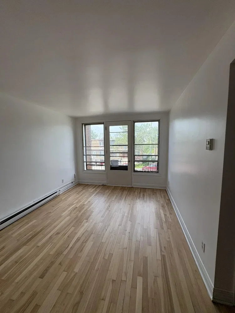 Schlafzimmer; holzboden, tageslicht