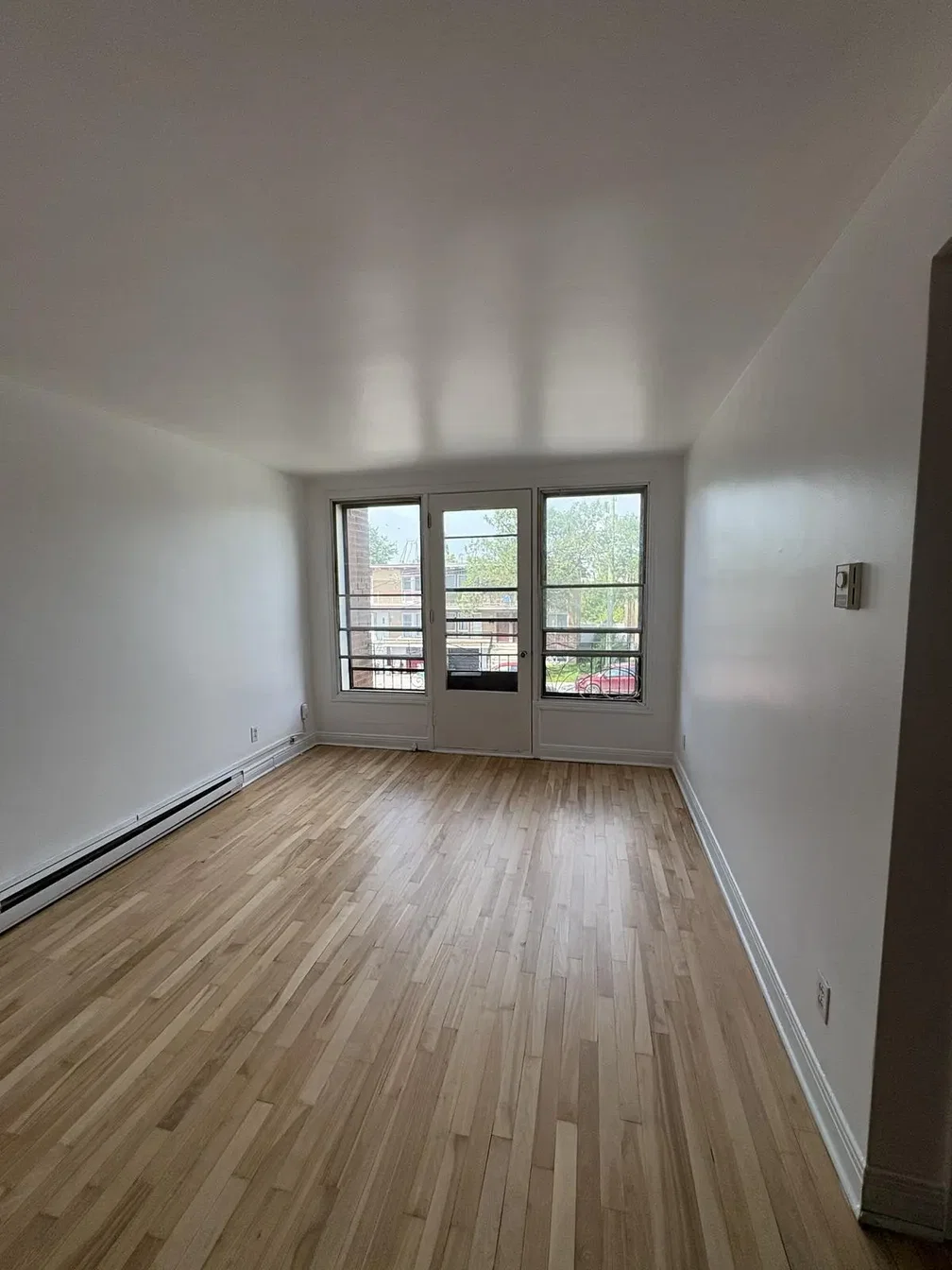 Schlafzimmer; holzboden, tageslicht