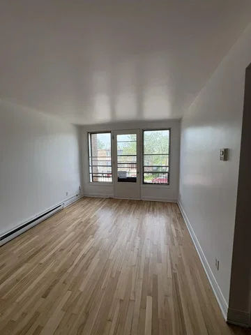 Schlafzimmer; holzboden, tageslicht