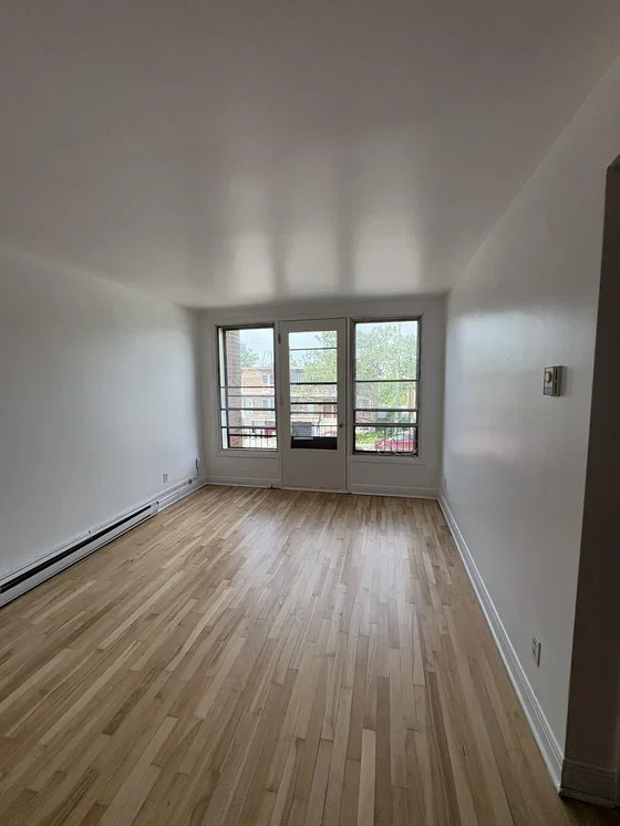 Schlafzimmer; holzboden, tageslicht