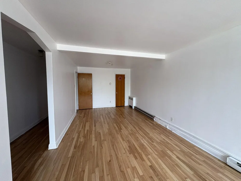 Wohnzimmer; holzboden, tageslicht
