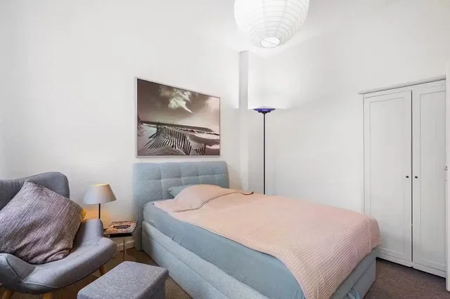 Schlafzimmer; holzboden, tageslicht, moderner stil