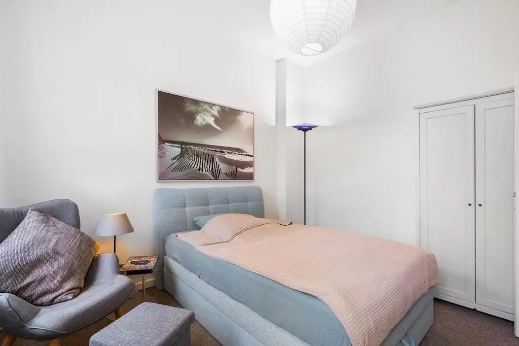 Schlafzimmer; holzboden, tageslicht, moderner stil
