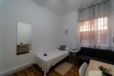 Camera da letto; pavimento in legno, luce naturale