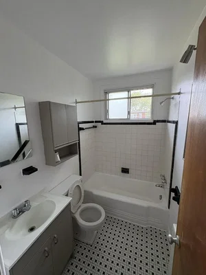 Badezimmer; fliesenboden, tageslicht