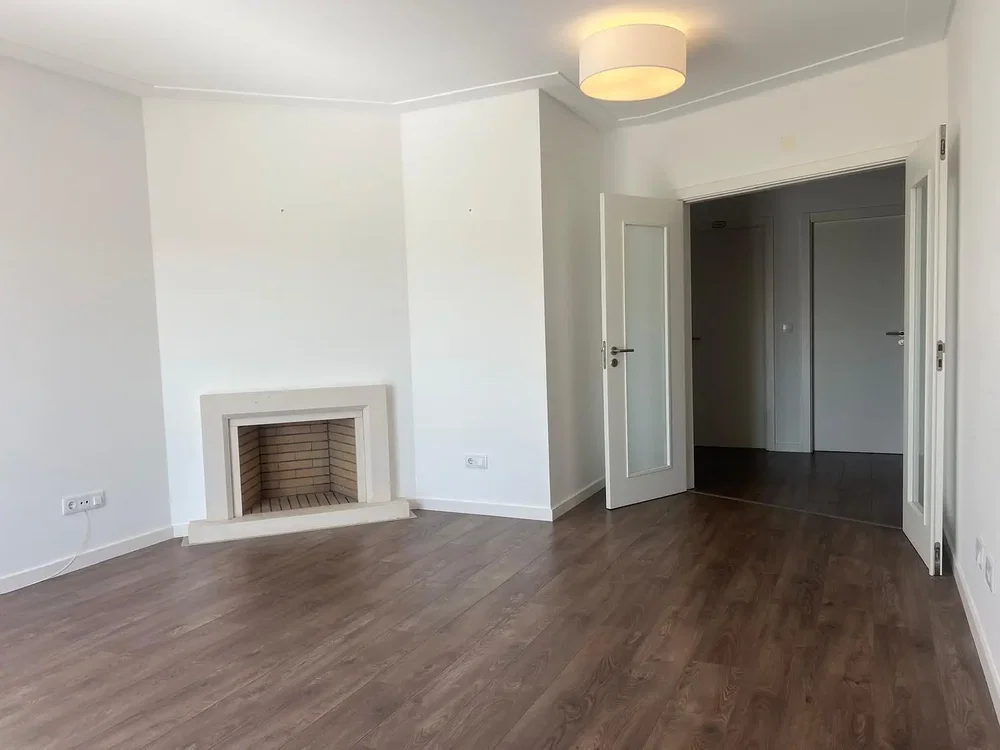 Salon; cheminée, parquet, lumière naturelle