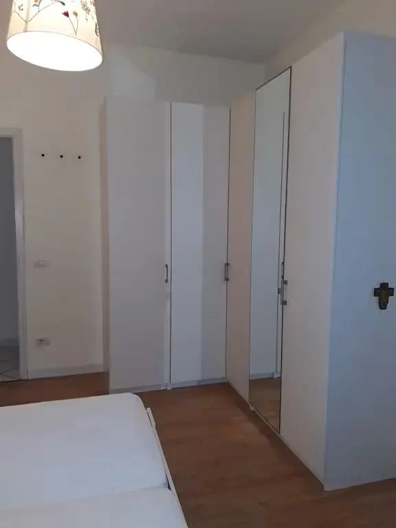 Camera da letto; pavimento in legno, luce naturale