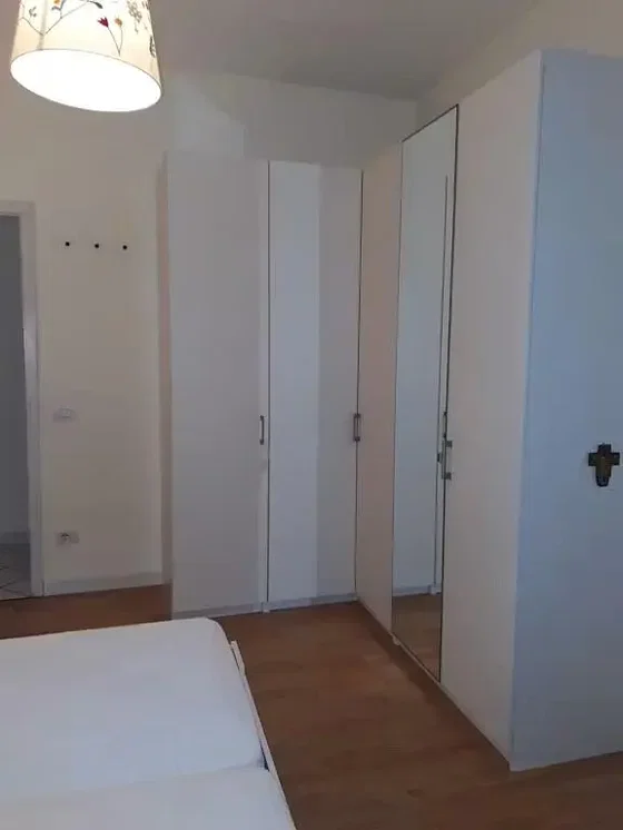 Camera da letto; pavimento in legno, luce naturale