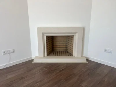 Salón; chimenea, suelo de madera