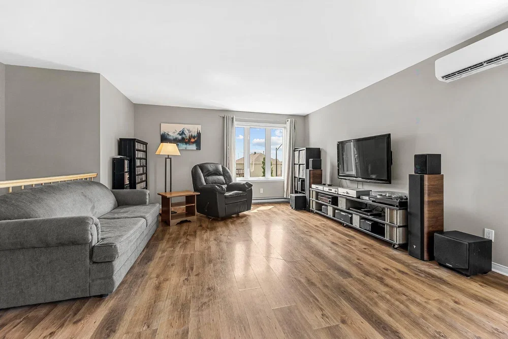 Living room; wood floor, natural light, modern style