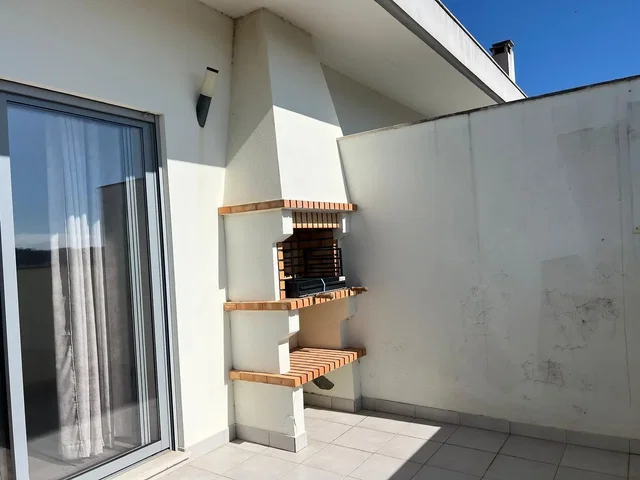Balcone; pavimento in piastrelle, luce naturale