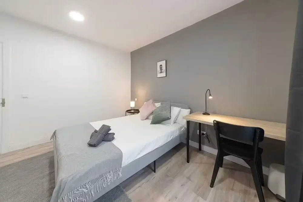 Schlafzimmer; tageslicht, holzboden