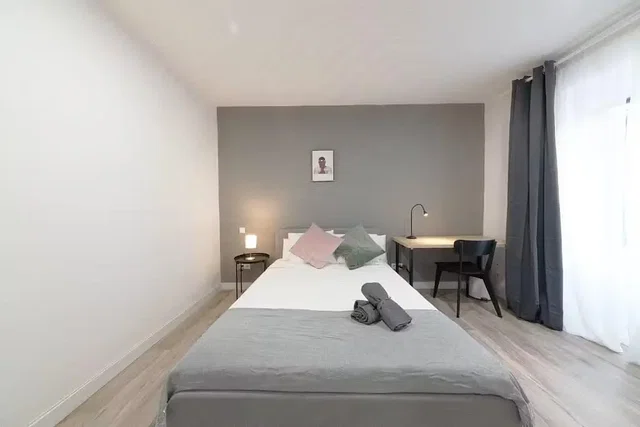 Schlafzimmer; tageslicht, holzboden
