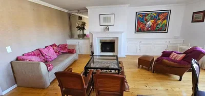 Woonkamer; houten vloer, open haard, natuurlijk licht