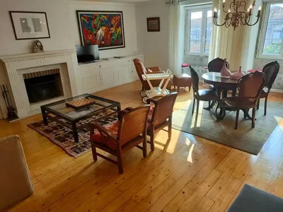 Woonkamer; houten vloer, natuurlijk licht