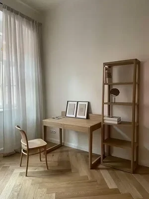 Dnevna soba; drveni pod, prirodno svjetlo, moderni stil