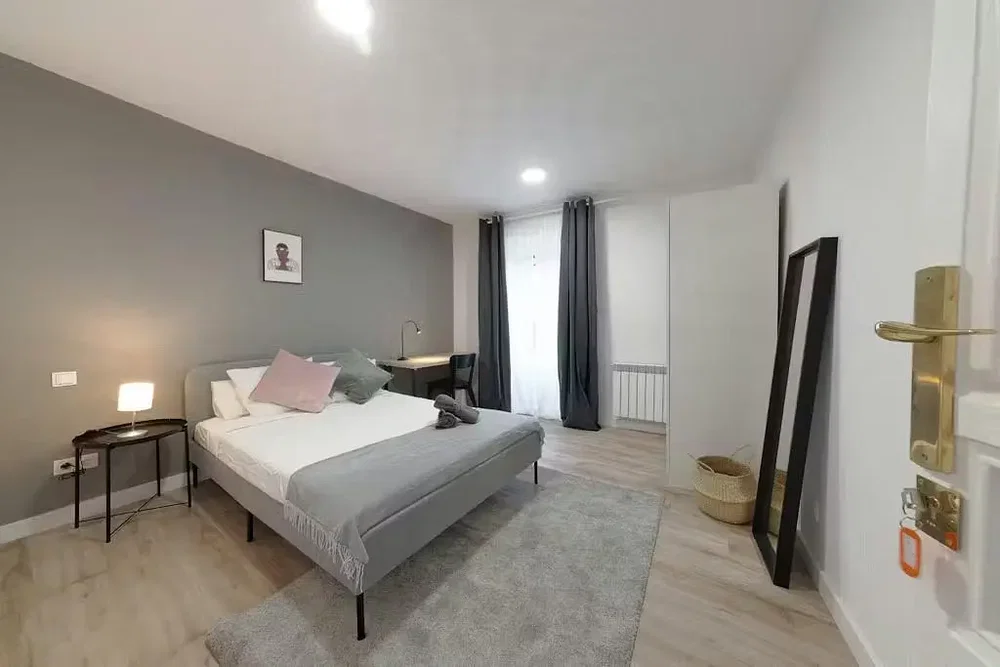 Schlafzimmer; tageslicht, moderner stil, holzboden