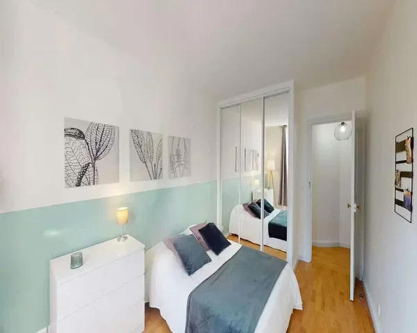 Schlafzimmer; holzboden, tageslicht
