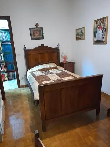 Schlafzimmer; holzboden, tageslicht