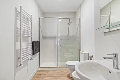 Badezimmer; holzboden, renoviert, tageslicht