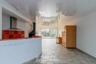Cuisine; carrelage, lumière naturelle, nécessite rénovation