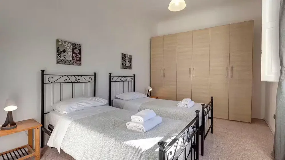 Schlafzimmer; tageslicht, holzboden