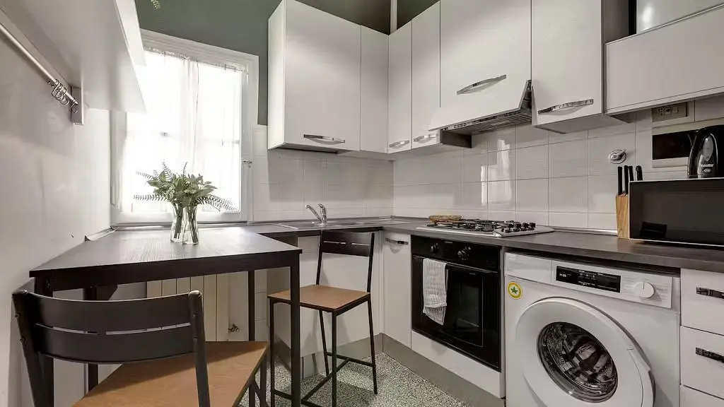 Küche; küchengeräte, tageslicht, moderner stil
