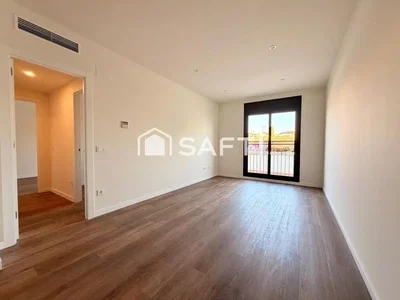Spavaća soba; drveni pod, prirodno svjetlo, potrebna renovacija