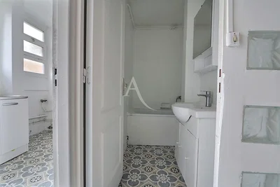 Kupaonica; pločice, prirodno svjetlo