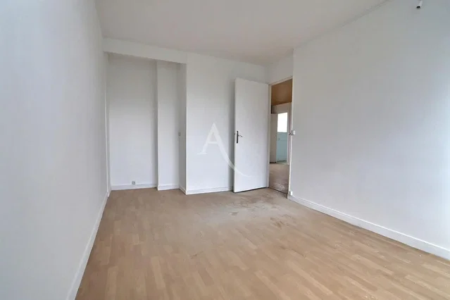 Spavaća soba; drveni pod, potrebna renovacija, prirodno svjetlo