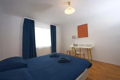 Schlafzimmer; holzboden, tageslicht
